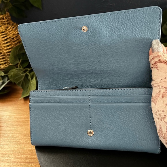 NWOT Michael Kors Fulton Sky Blue Pebbled Leather Wallet - Picture 4 of 11